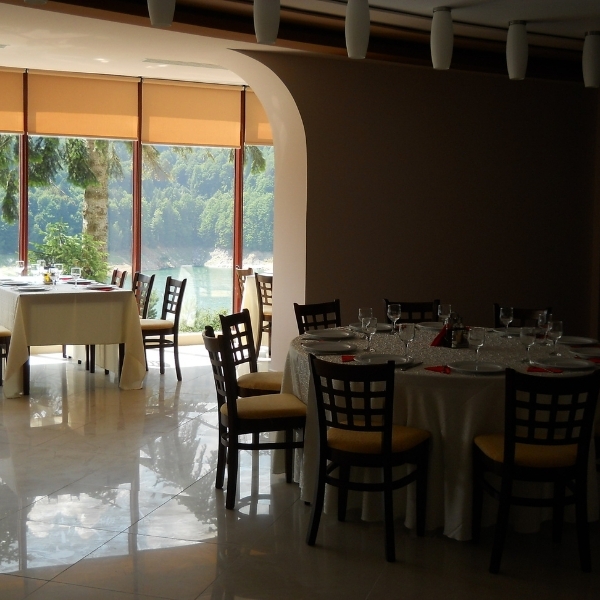 Imagini Restaurant Valea Cu Pesti