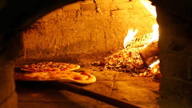Pizza in cuptor cu lemne Bucuresti-Pizza pe vatra Bucuresti