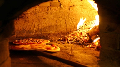 Pizza in cuptor cu lemne Bucuresti-Pizza pe vatra