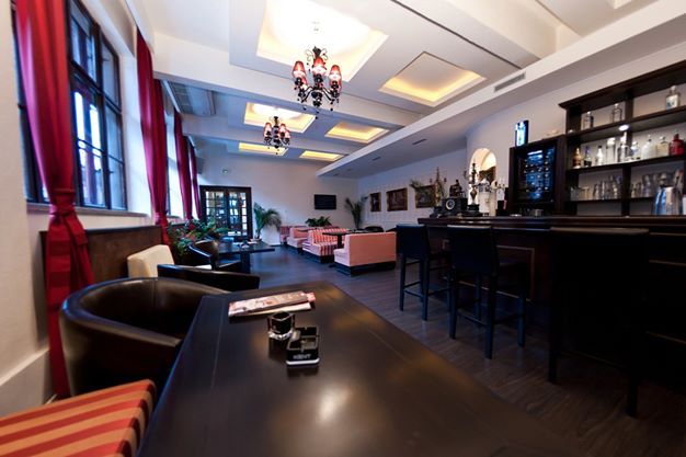 Imagini Restaurant The Embassy Hanul cu Tei