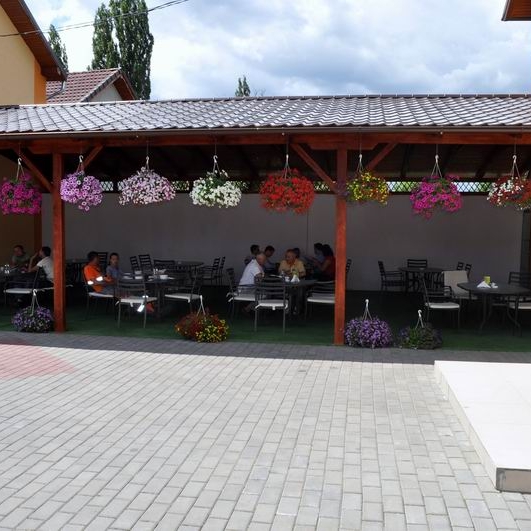 Imagini Restaurant Pusca Si Cureaua Lata