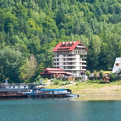  Lacul si barajul Izvorul Muntelui 