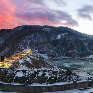  Lacul si barajul Siriu