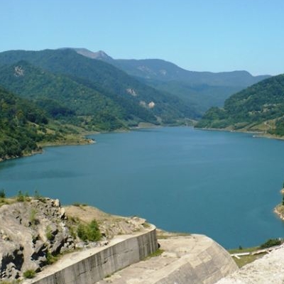 Lacul si barajul Siriu