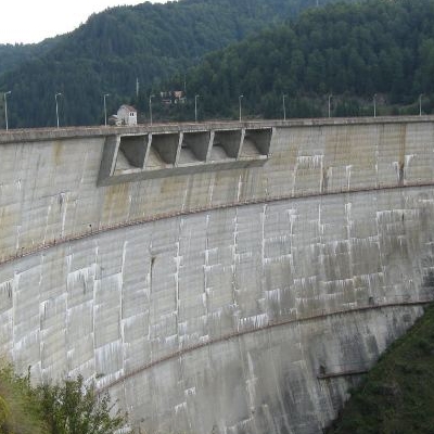  Lacul si barajul Siriu